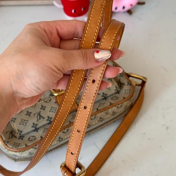 Authentic LV small crossbody! TH1020 - Picture 7 of 10